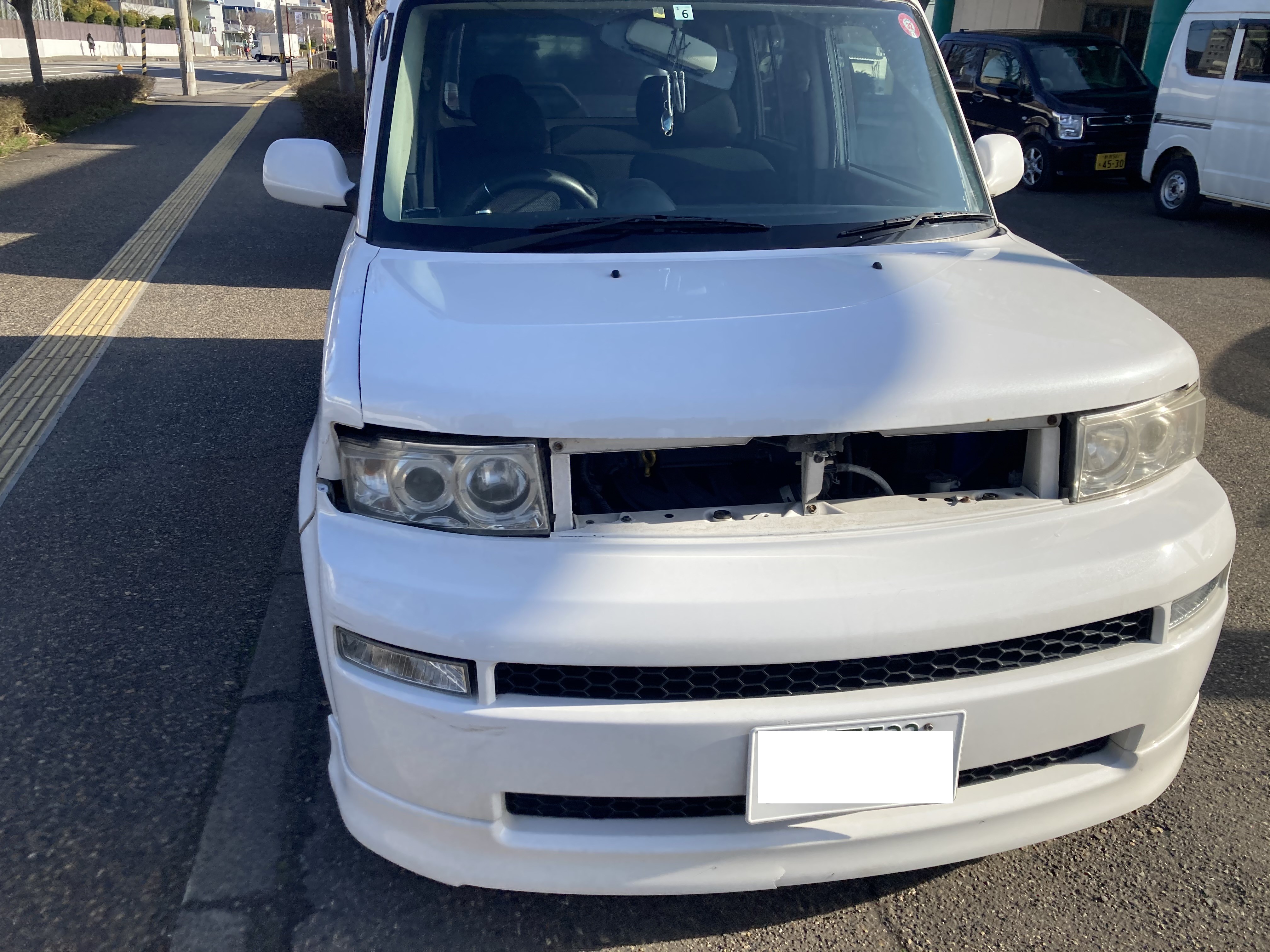 トヨタ bB フロントバンパー グリル交換 | 鈑金修理事例 | 車の板金 