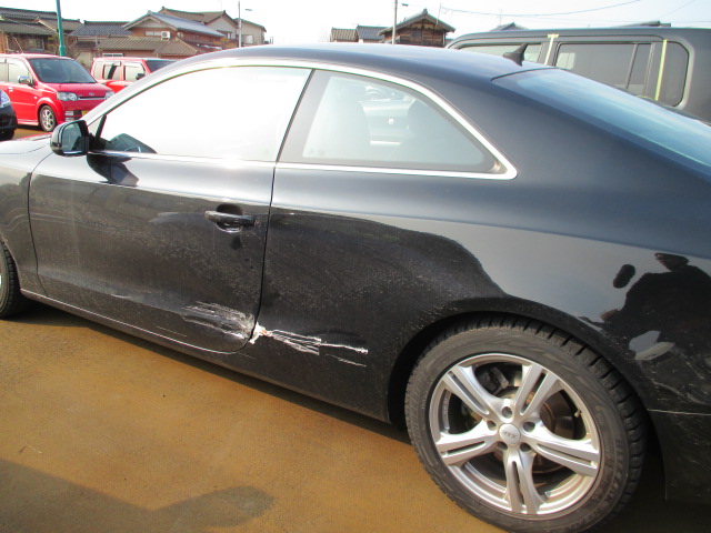 アウディ 左ドア リアフェンダー 交換 鈑金施工事例 車の板金 キズ修理が安い 安心 モドーリー新潟エリア